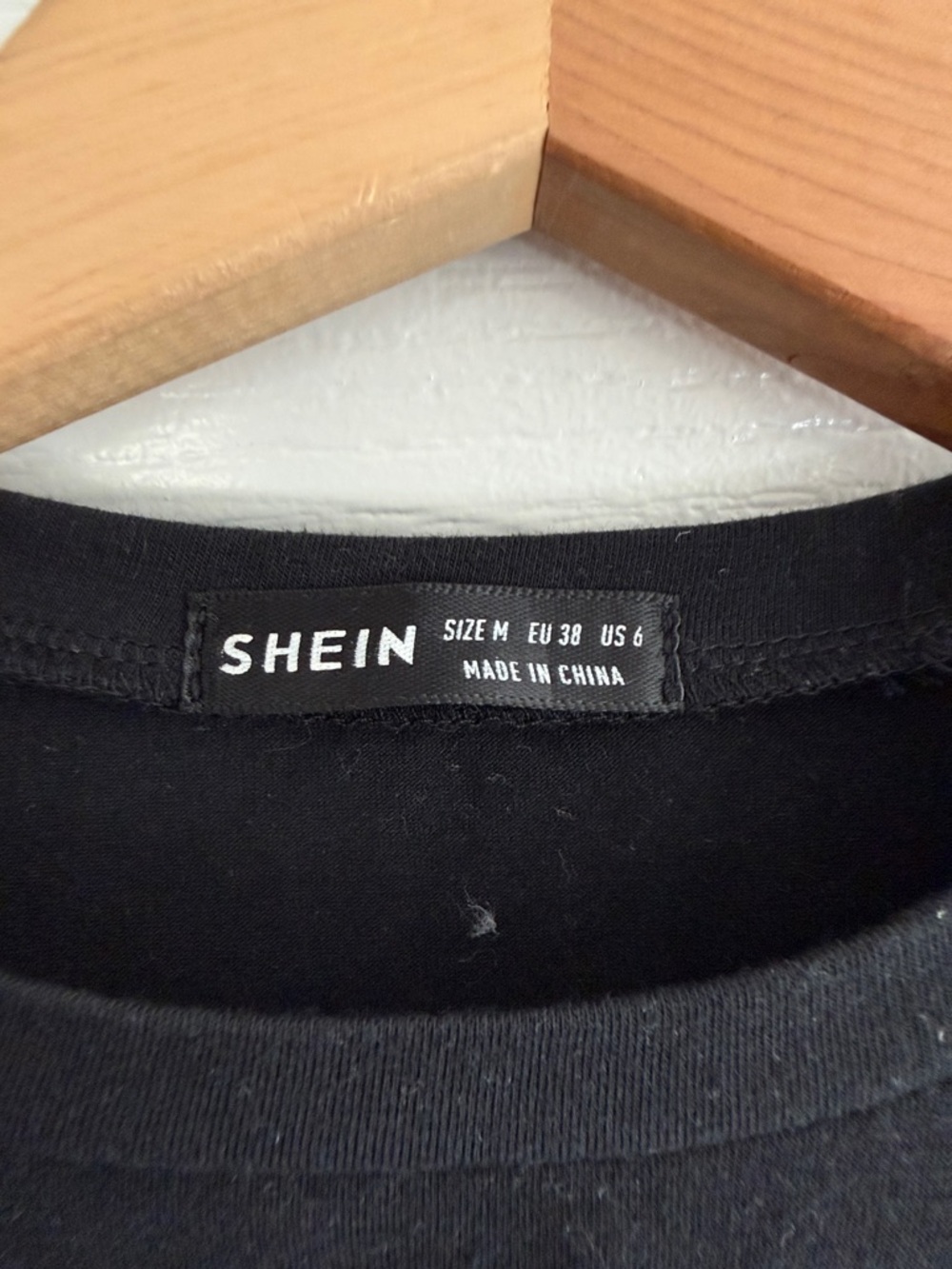 SHEIN Black Cropped Tee with White 'Los Angeles California' Graphic - Picture 2 of 3